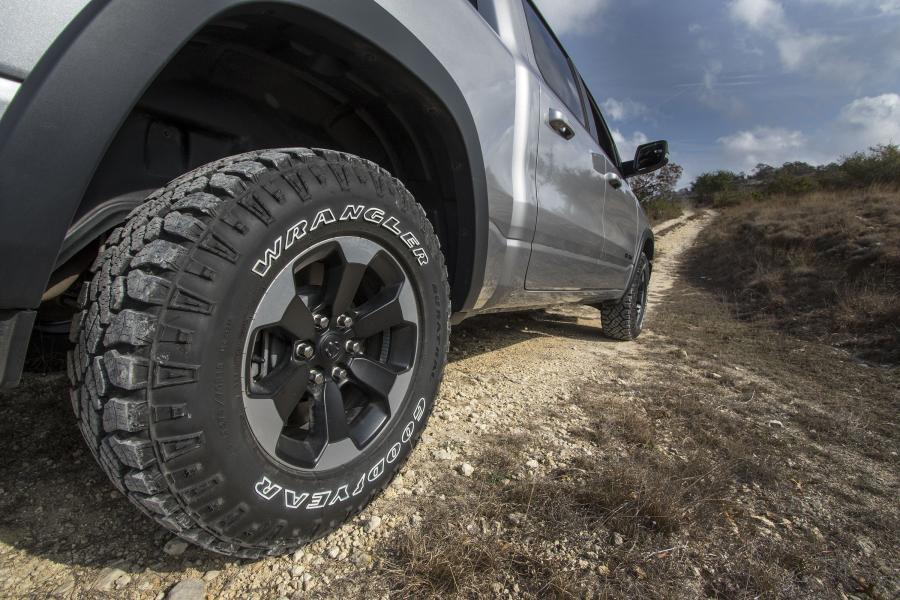 Колеса Dodge Ram 1500 Rebel Crew Cab (DT) 2018 года  (фото 30 из 48)